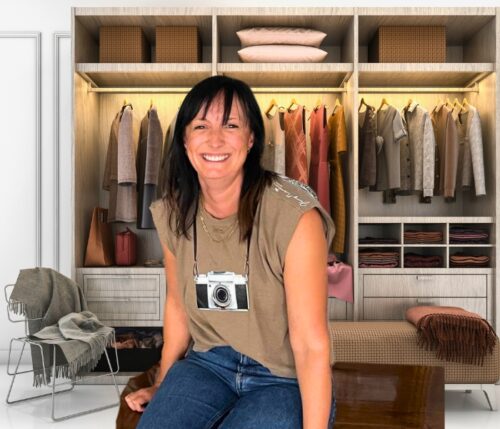 Ordnungsexpertin vor ordentlichen Kleiderschrank