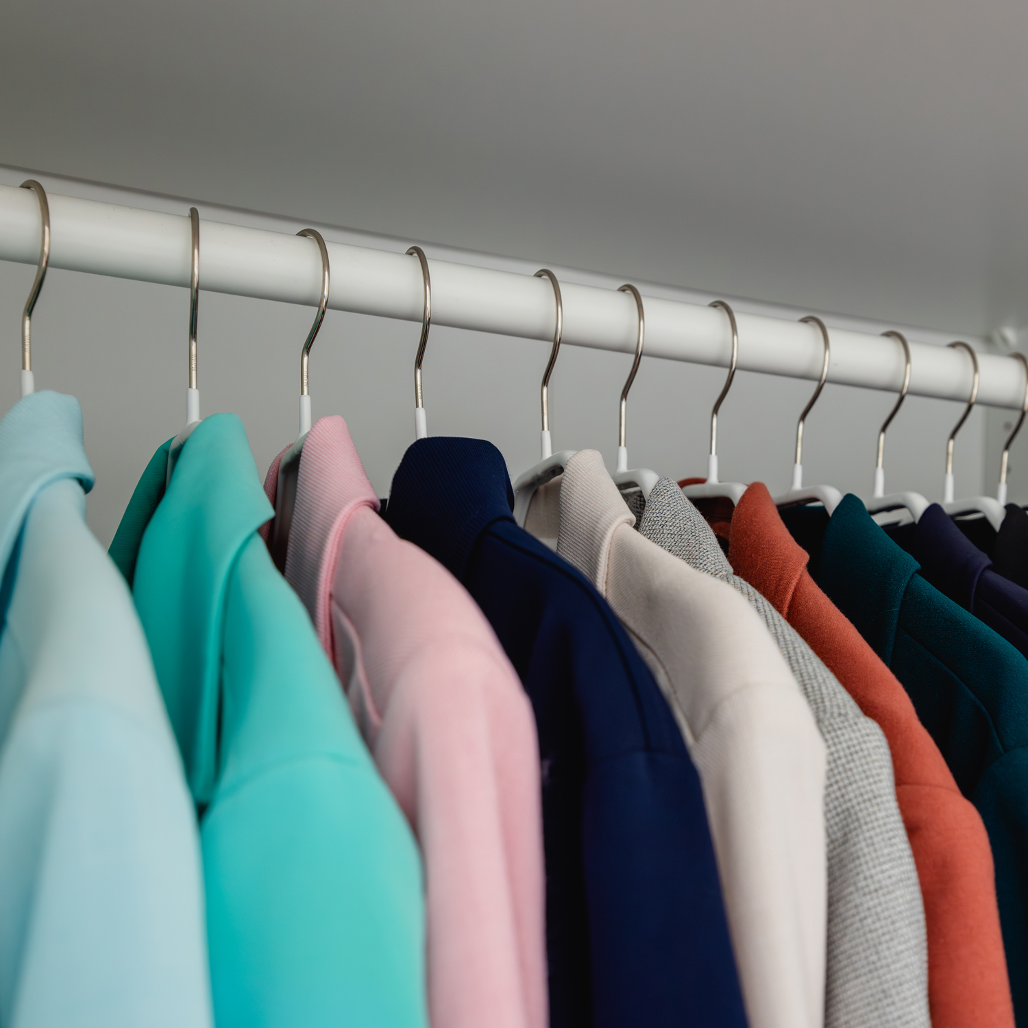 Einheitliche Kleiderbügel ergeben einen Stil volleren Look